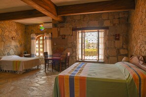 Chambre Triple Familiale | Coffres-forts dans les chambres, lits bébé (gratuits), draps fournis