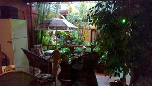 Free daily continental breakfast - Charly's Place Hotel (Alajuela)