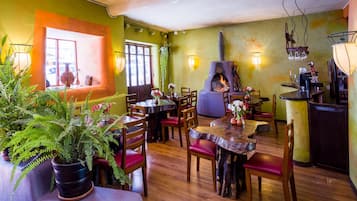 Melayani sarapan, makan siang, makan malam; sajian masakan Peru