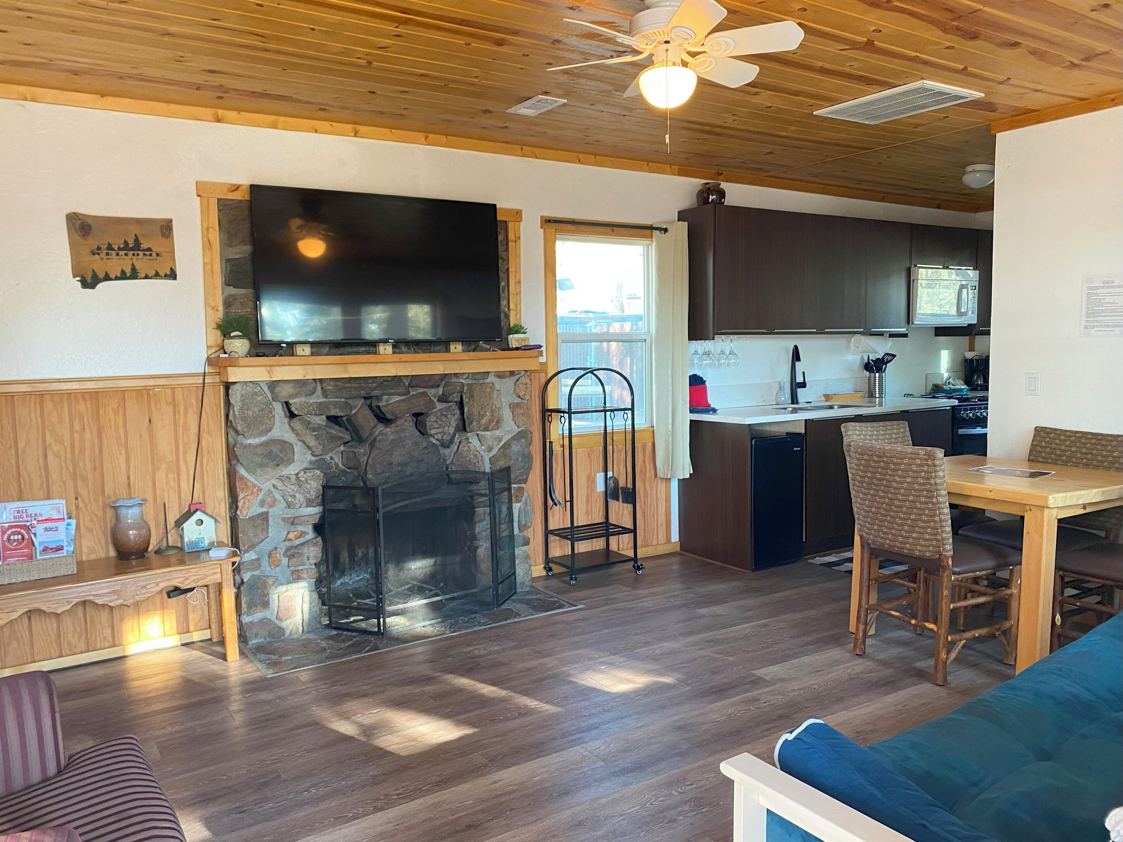 cabin 7 | living room | 55-inch flat-screen tv with digital channels, tv