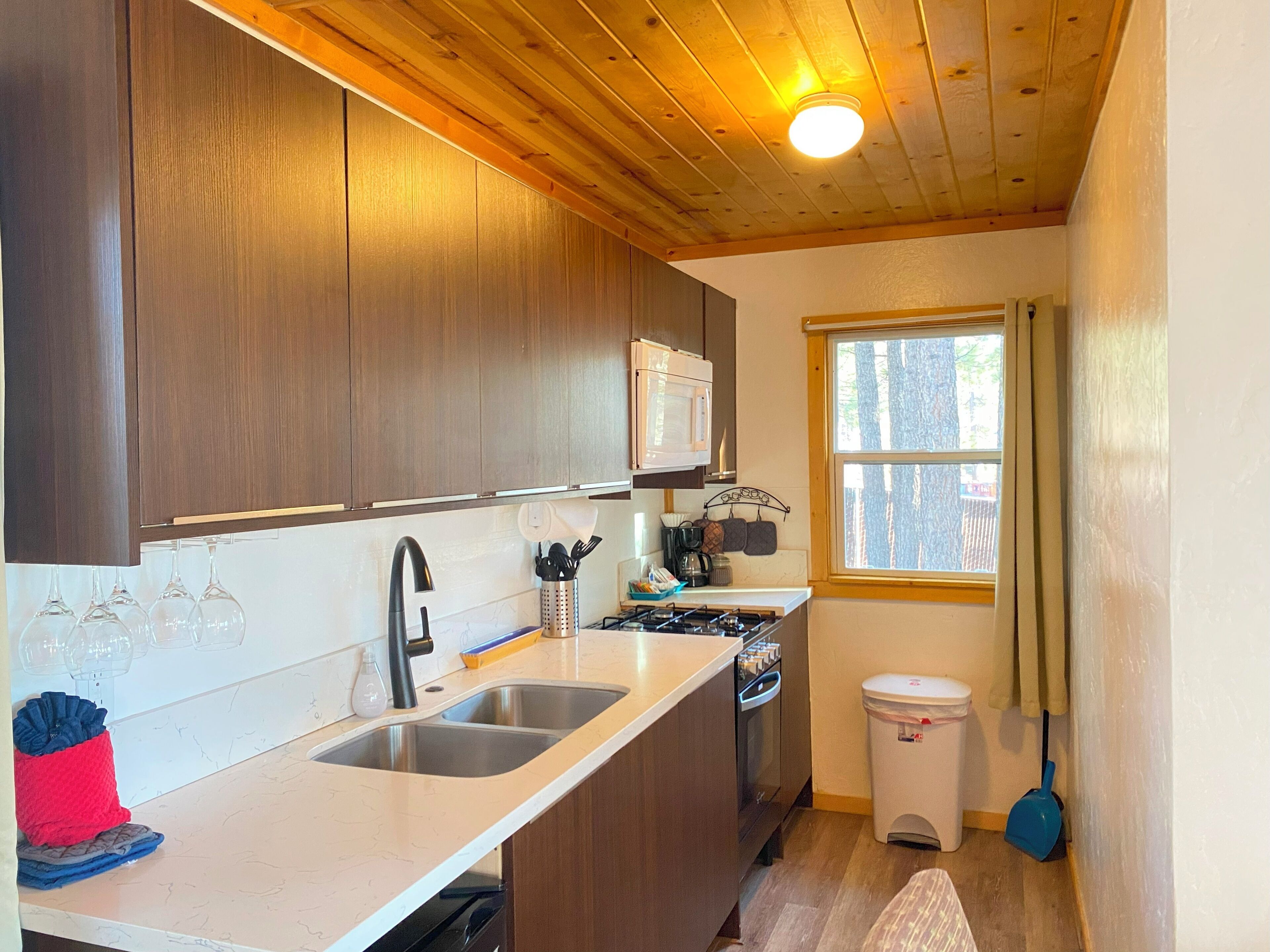 cabin 7 | private kitchenette | microwave, oven, stovetop, coffee/tea maker