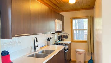 Cabin 7 | Private kitchenette