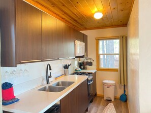 Cabin 7 | 私人小型廚房 | 微波爐、焗爐、爐具、咖啡機/沖茶器