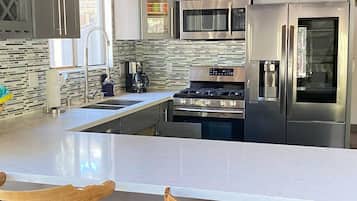 Microondas, horno, placa de cocina, cafetera/tetera