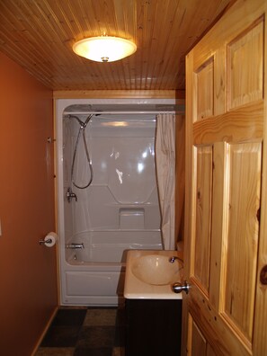 Combined shower/bathtub, hair dryer, towels, shampoo - Seabreeze Cottage (Cape Traverse)