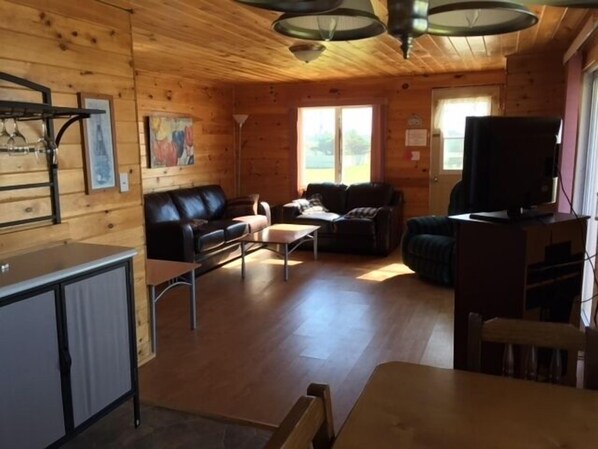 Appartement Duplex Standard, 2 chambres, vue plage, en front de plage | Coin séjour | Télévision à écran plat