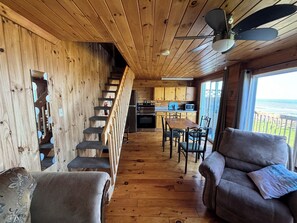 Dúplex estándar, 2 habitaciones, vista al océano, frente al mar | Área de sala de estar | Televisión de pantalla plana y chimenea