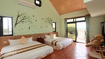 Kamar Quadruple Standar (Attic) | 1 kamar tidur, seprai premium, dan selimut bulu angsa