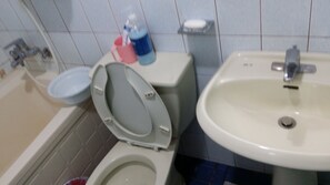 A bathroom with a toilet, sink, and bathtub.