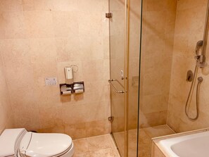 免費盥洗用品、吹風機、拖鞋、坐浴桶