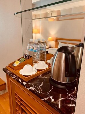 Een bureau, verduisterende gordijnen, een strijkplank/strijkijzer