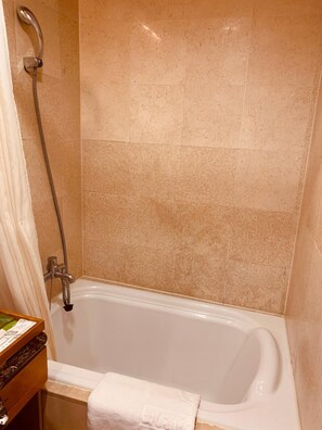 Articles de toilette gratuits, sèche-cheveux, chaussons, bidet