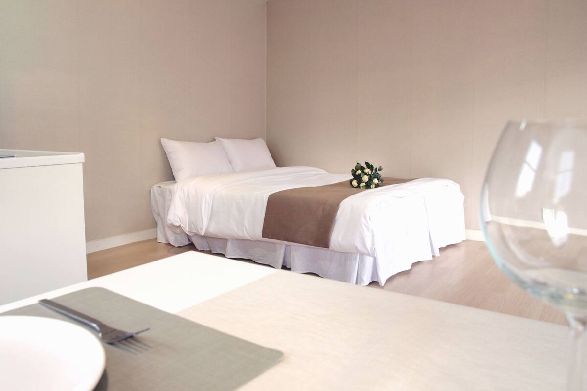 Chambre Double Standard, 1 grand lit, terrasse, côté jardin