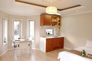 Chambre Double Standard, 1 grand lit, terrasse, côté jardin