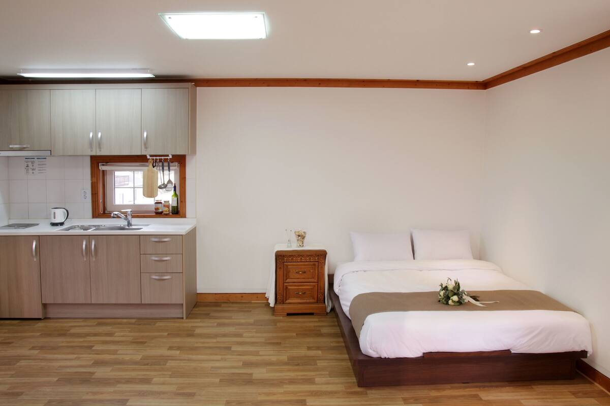 Villa Deluxe (1 Queen and 1 Futon)