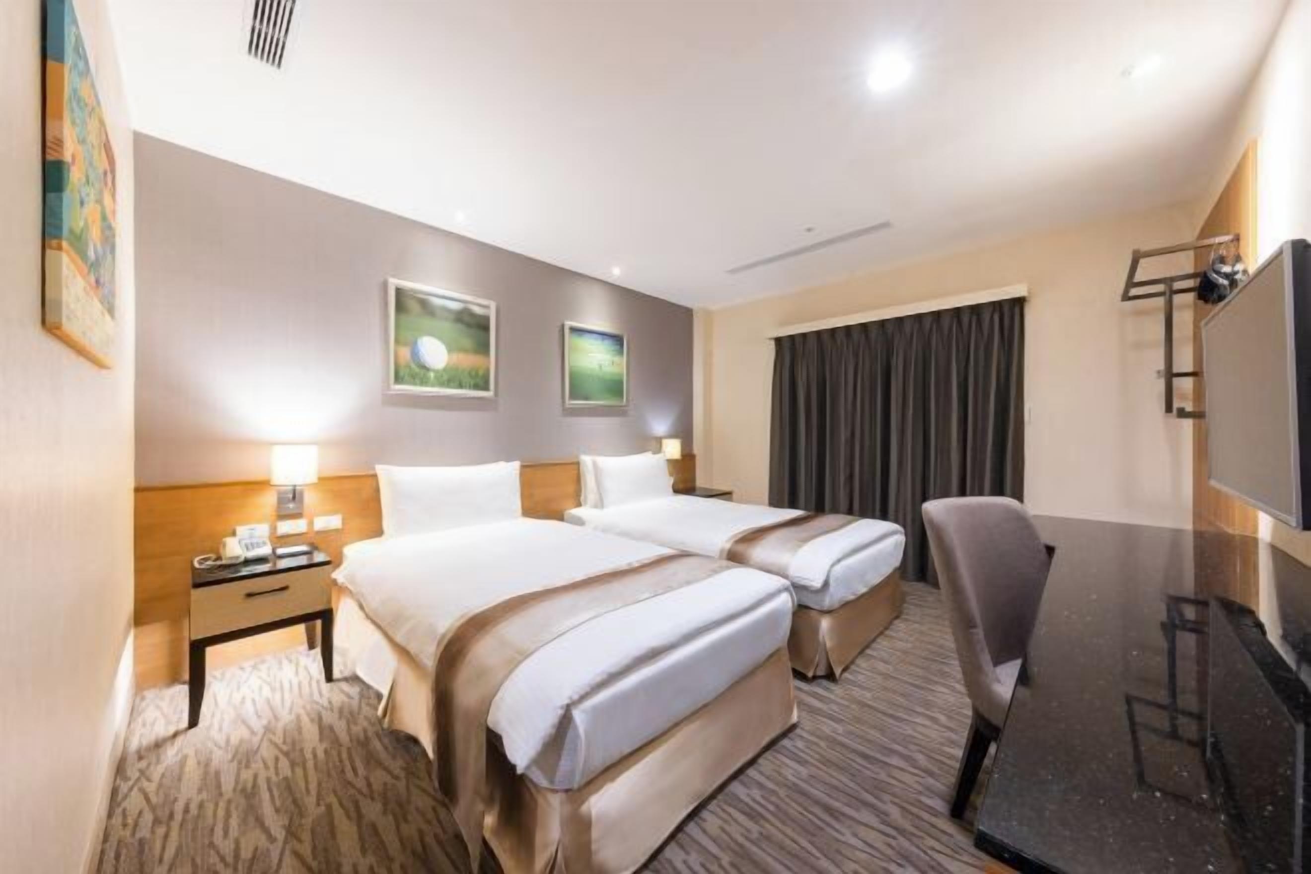 高級寢具、羽絨被、客房內保險箱、書桌