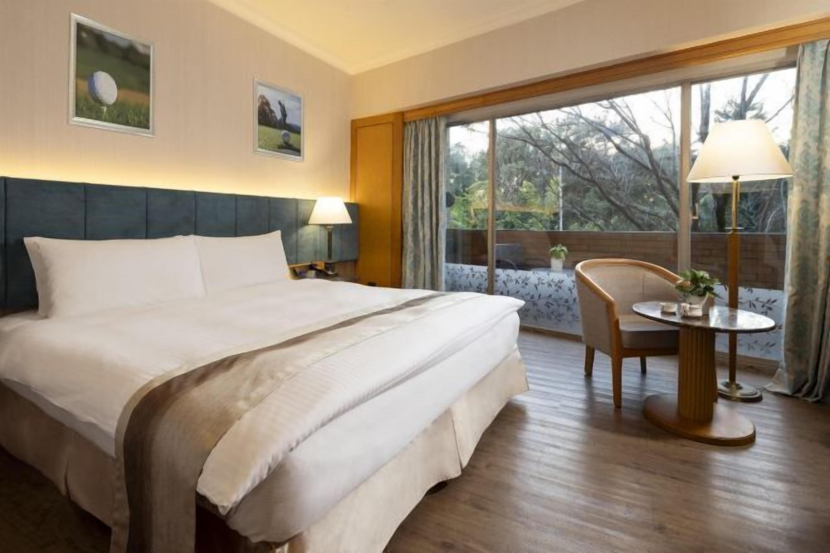 Peralatan tempat tidur premium, gebar bulu kapas, peti besi dalam bilik 