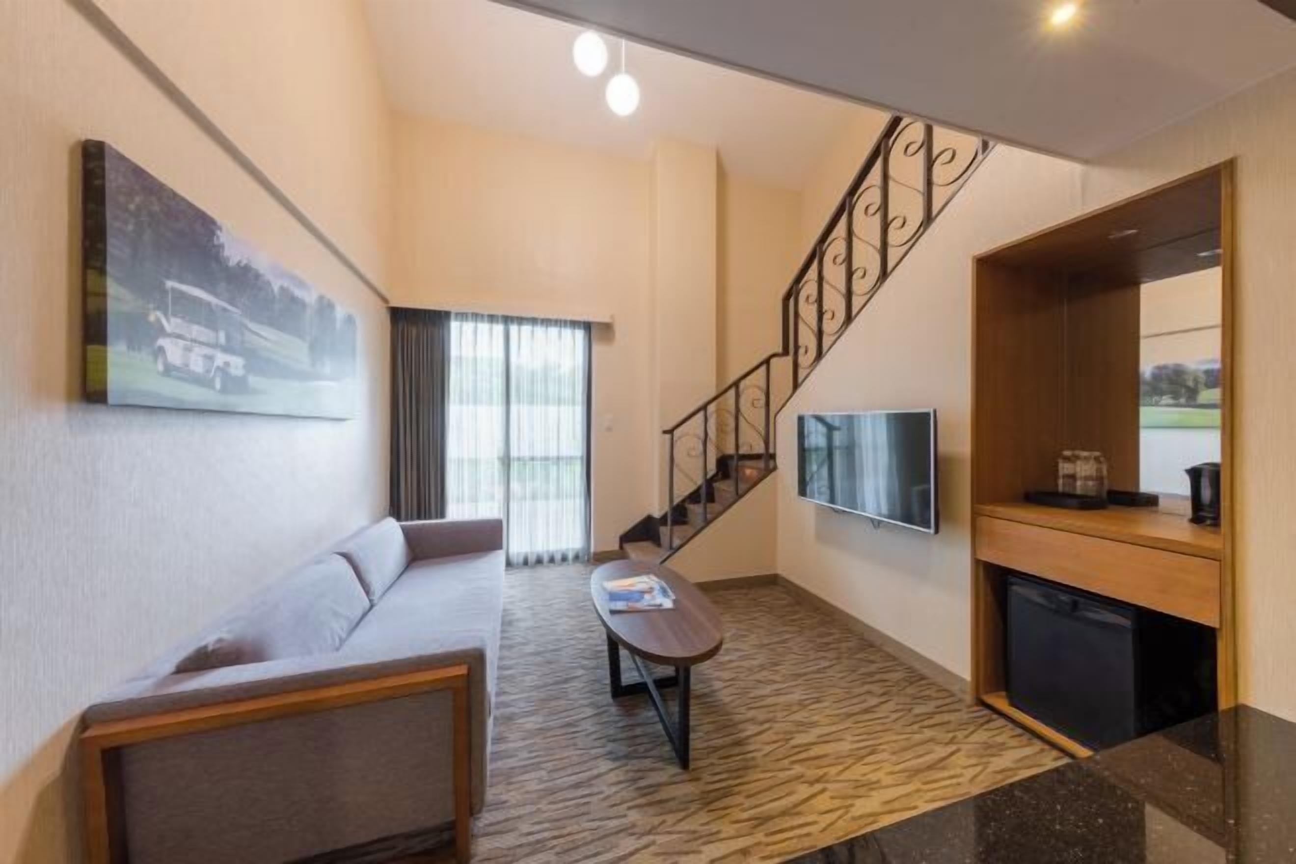 起居區 | 29-吋平面電視、有線頻道、電視、書籍