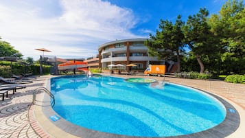 Seasonal outdoor pool, pool umbrellas, sun loungers