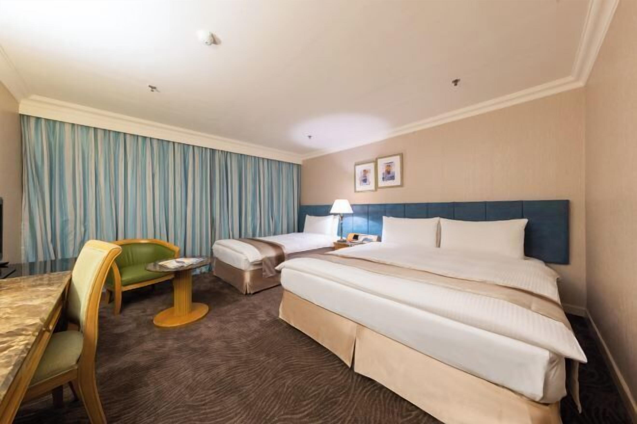 高級寢具、羽絨被、客房內保險箱、書桌