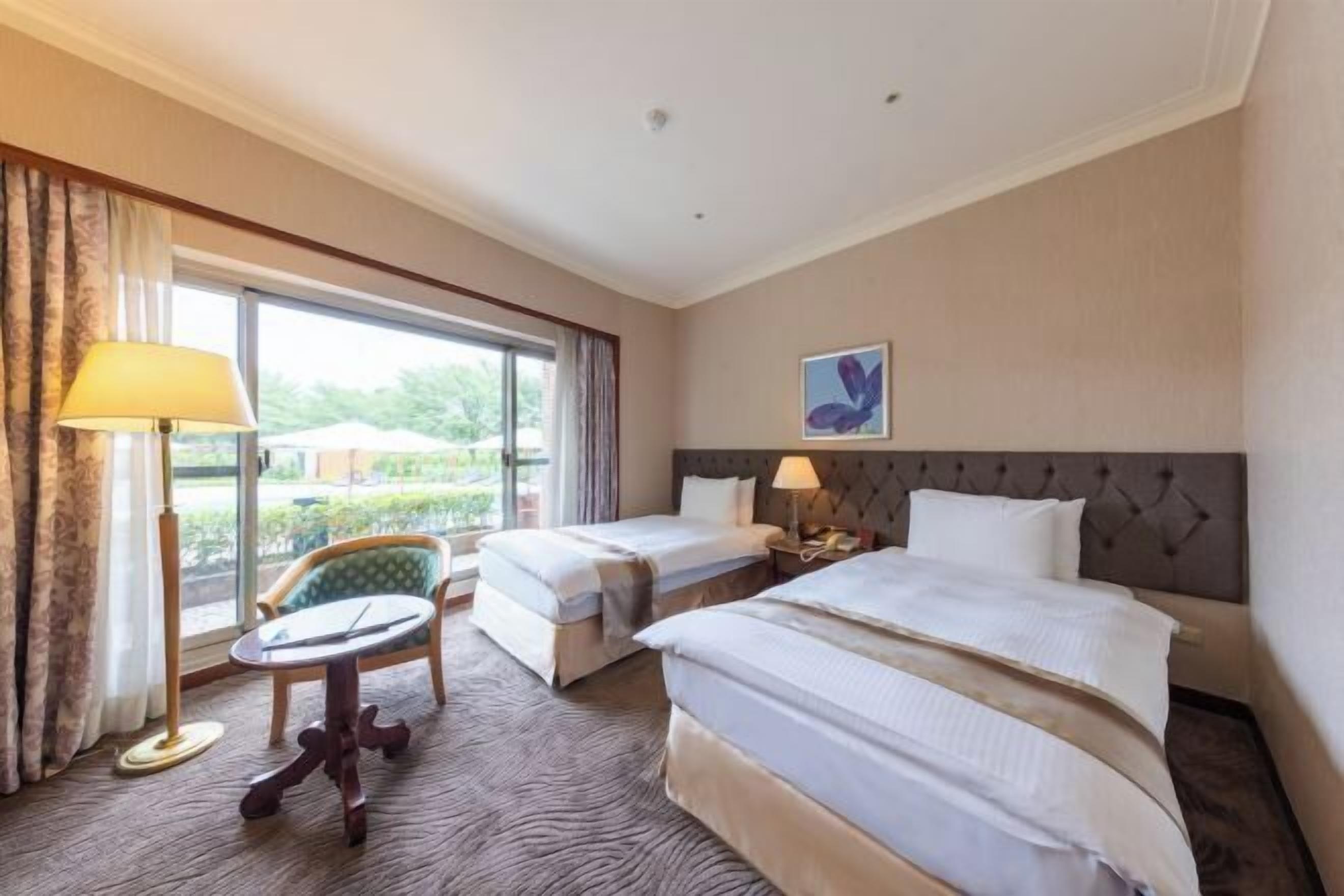 高級寢具、羽絨被、客房內保險箱、書桌