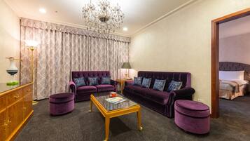 Bộ đồ giường cao cấp, chăn bông, két bảo mật tại phòng, bàn