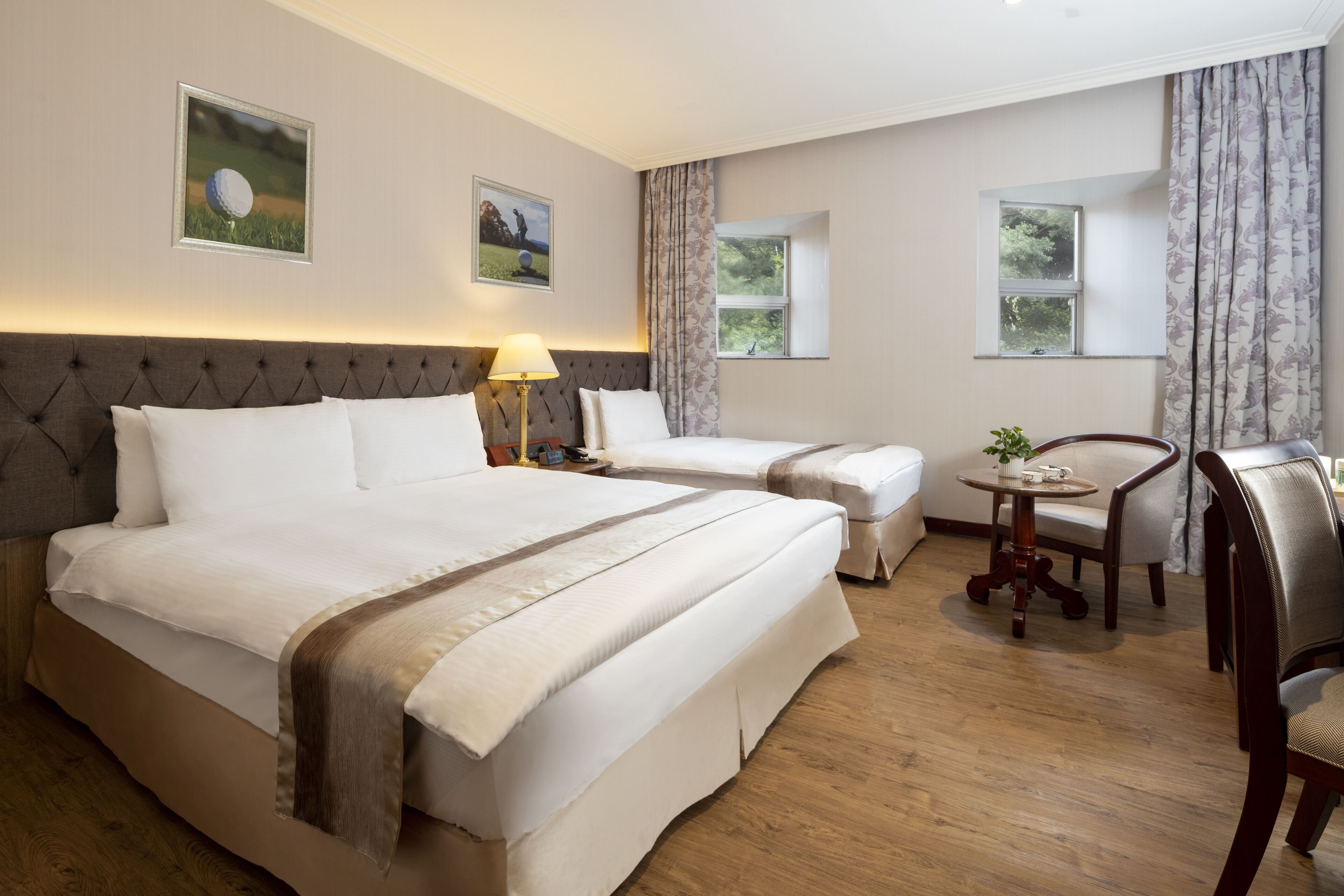 Habitación triple estándar | Ropa de cama de alta calidad, edredones de plumas, caja fuerte