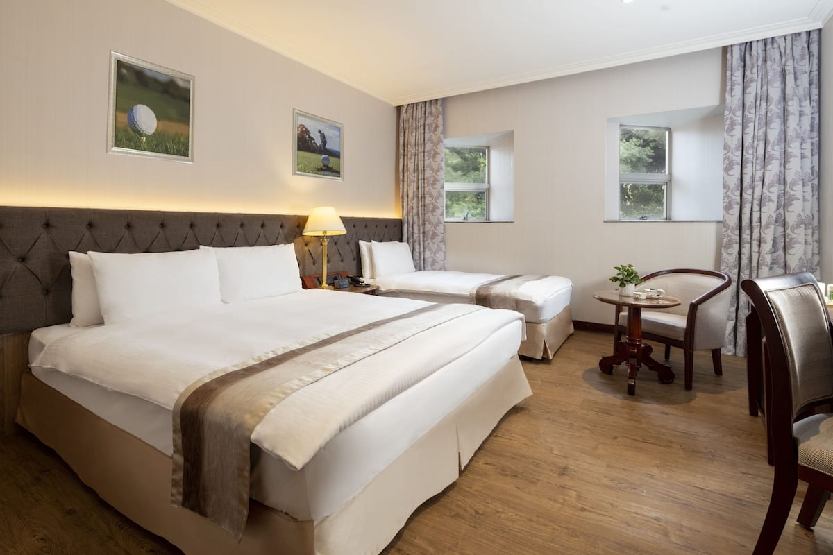 Habitación triple estándar | Ropa de cama de alta calidad, edredones de plumas, caja fuerte