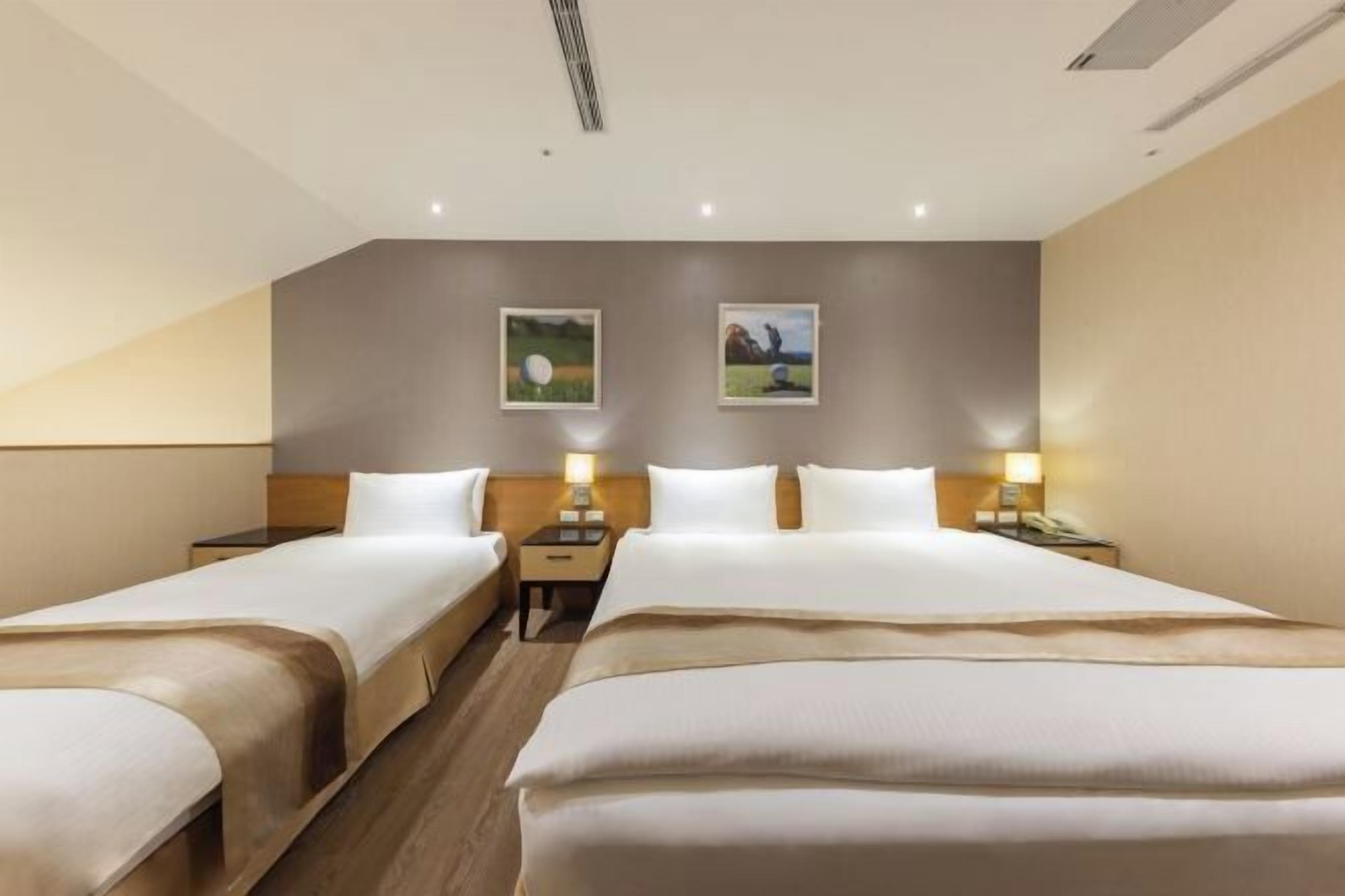 高級寢具、羽絨被、客房內保險箱、書桌