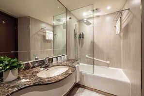 Habitación cuádruple familiar | Baño | Secadora de cabello, bidet electrónico, toallas, shampoo 