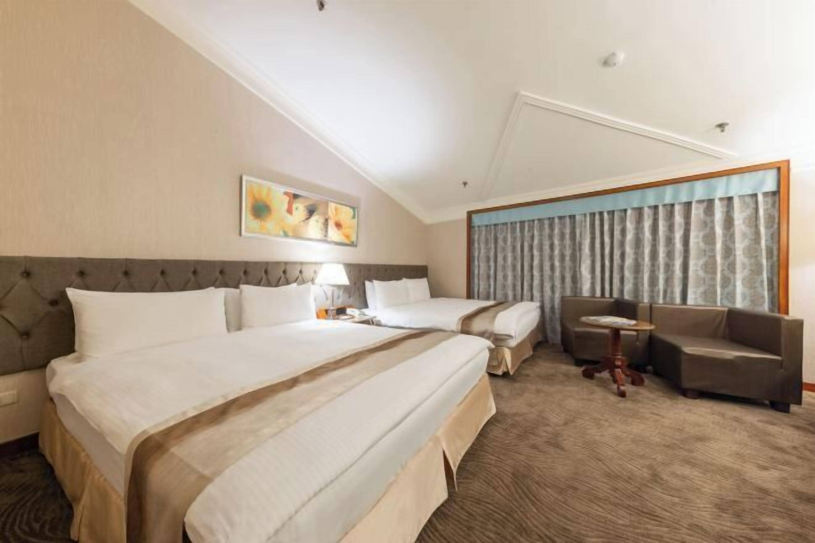 高級寢具、羽絨被、客房內保險箱、書桌