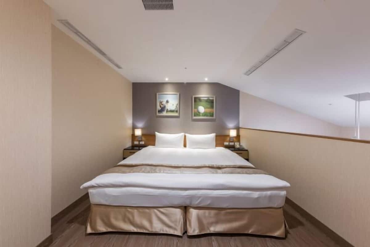 Peralatan tempat tidur premium, gebar bulu kapas, peti besi dalam bilik