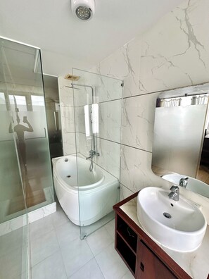 Luxury Double Room | Bathroom | Designer toiletries, hair dryer, slippers, bidet - Art Deluxe Hotel (Nha Trang)