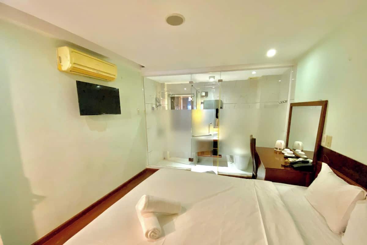 Economy Double Room | Hypo-allergenic bedding, memory foam beds, minibar, in-room safe