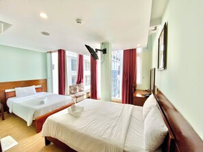 Literie hypoallergénique, lit avec matelas en mousse à mémoire, minibar
