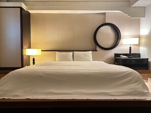 Habitación doble estándar, 1 cama matrimonial | Escritorio, wifi gratis y ropa de cama 