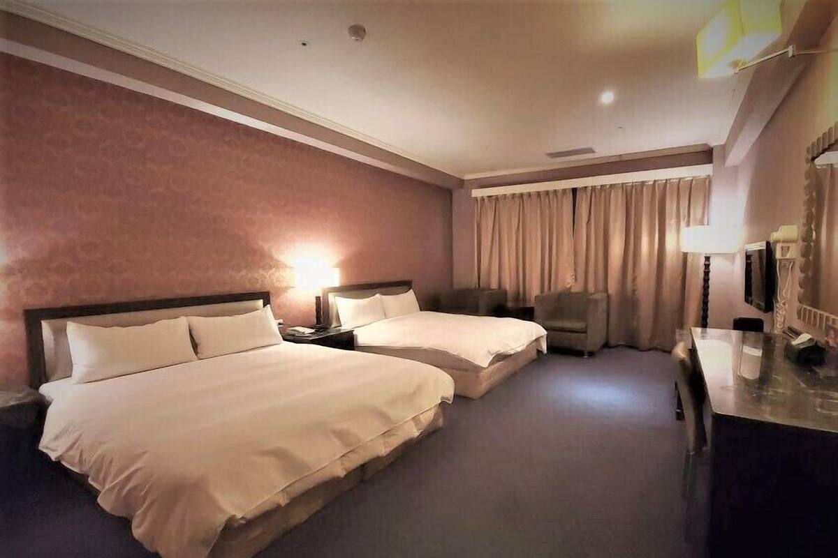Chambre Quadruple, 2 lits doubles | Bureau, Wi-Fi gratuit, draps fournis
