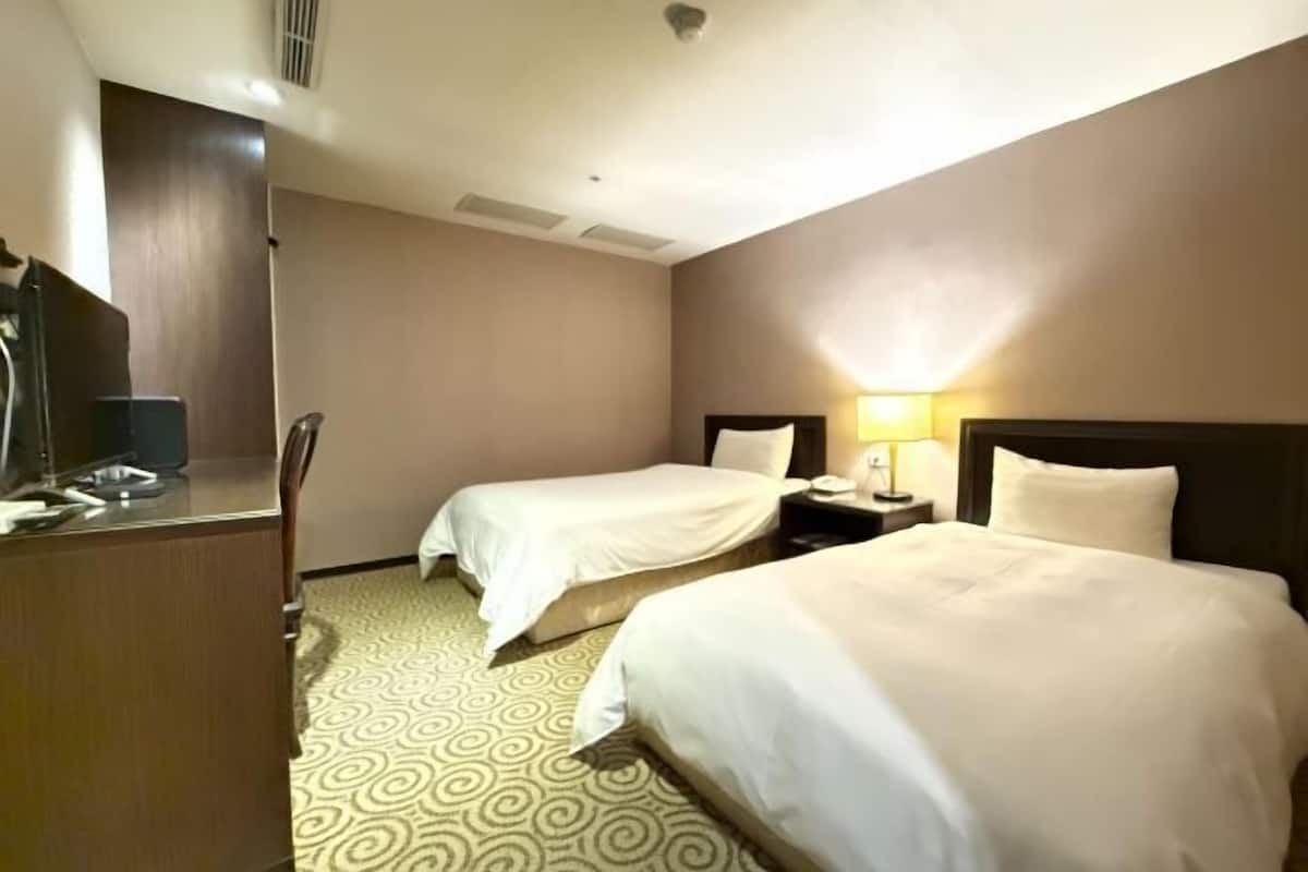 Escritorio, wifi gratis y ropa de cama