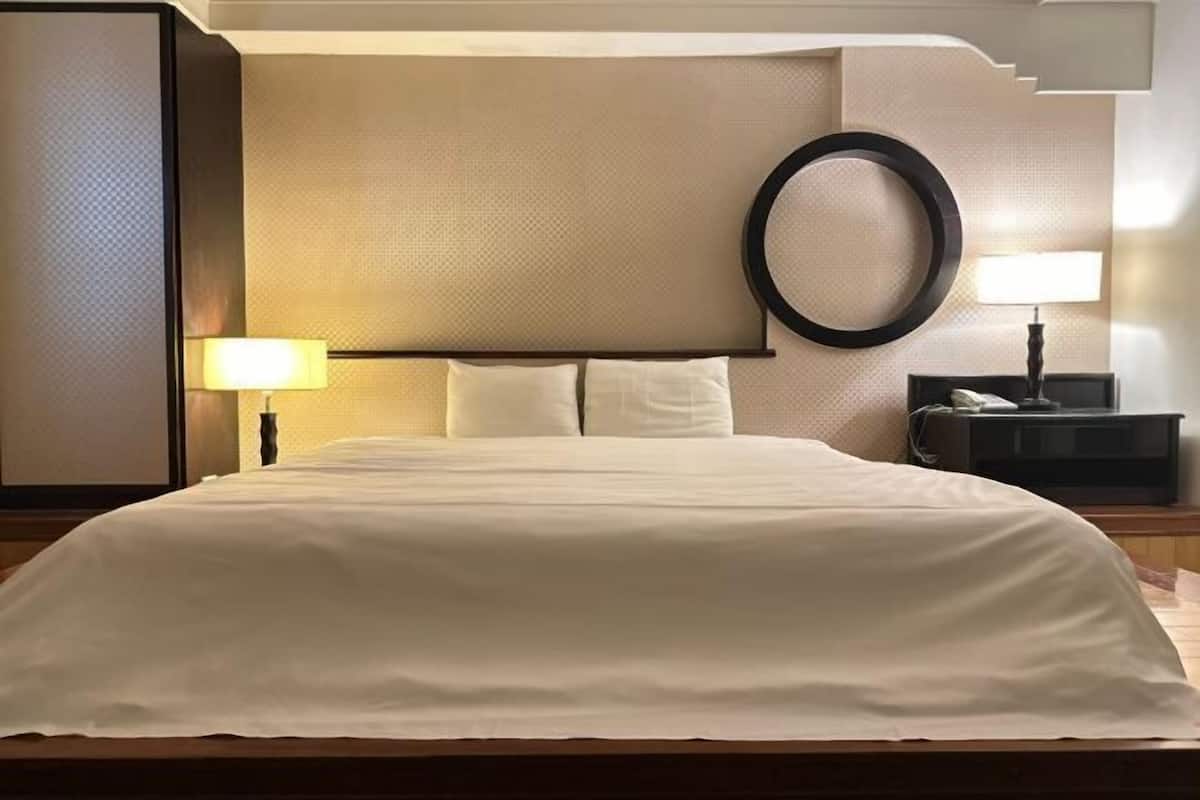 Desk, free WiFi, bed sheets