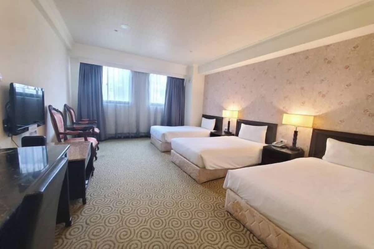 Escritorio, wifi gratis y ropa de cama