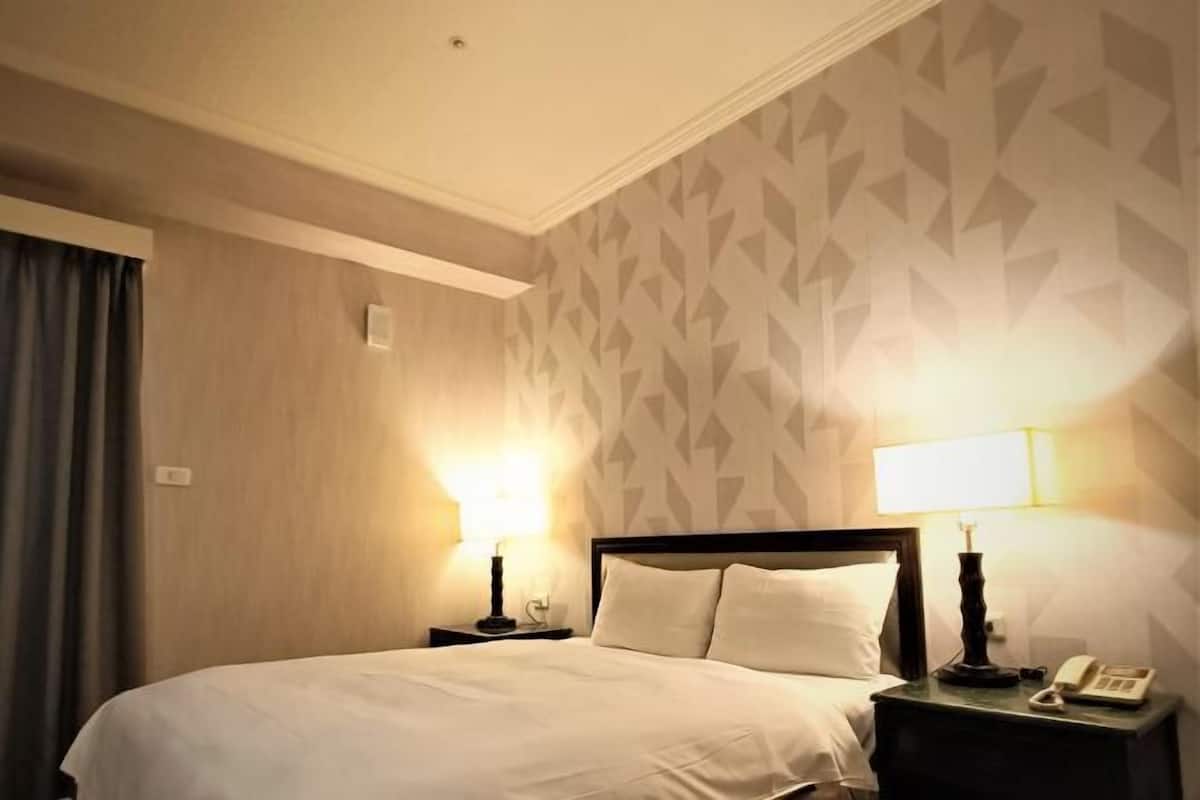 Escritorio, wifi gratis y ropa de cama