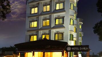 Fachada de la propiedad por la tarde o noche