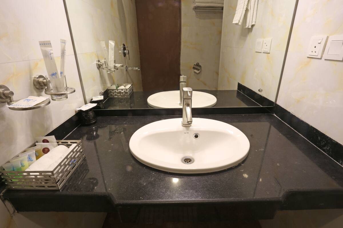 shower, rainfall showerhead, free toiletries, hair dryer