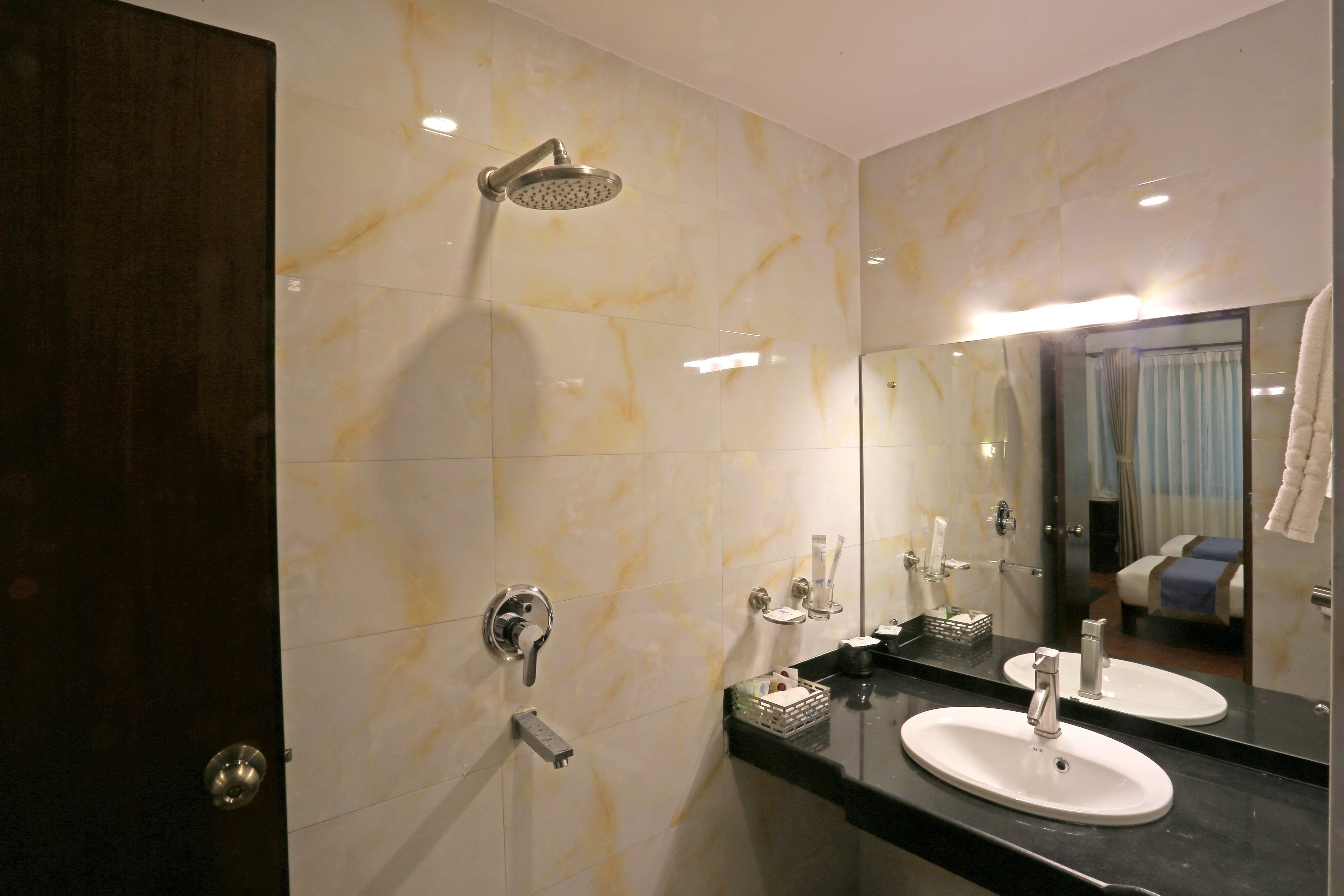 deluxe double room, 1 queen bed, balcony, city view | bathroom | shower, rainfall showerhead, free toiletries, hair dryer