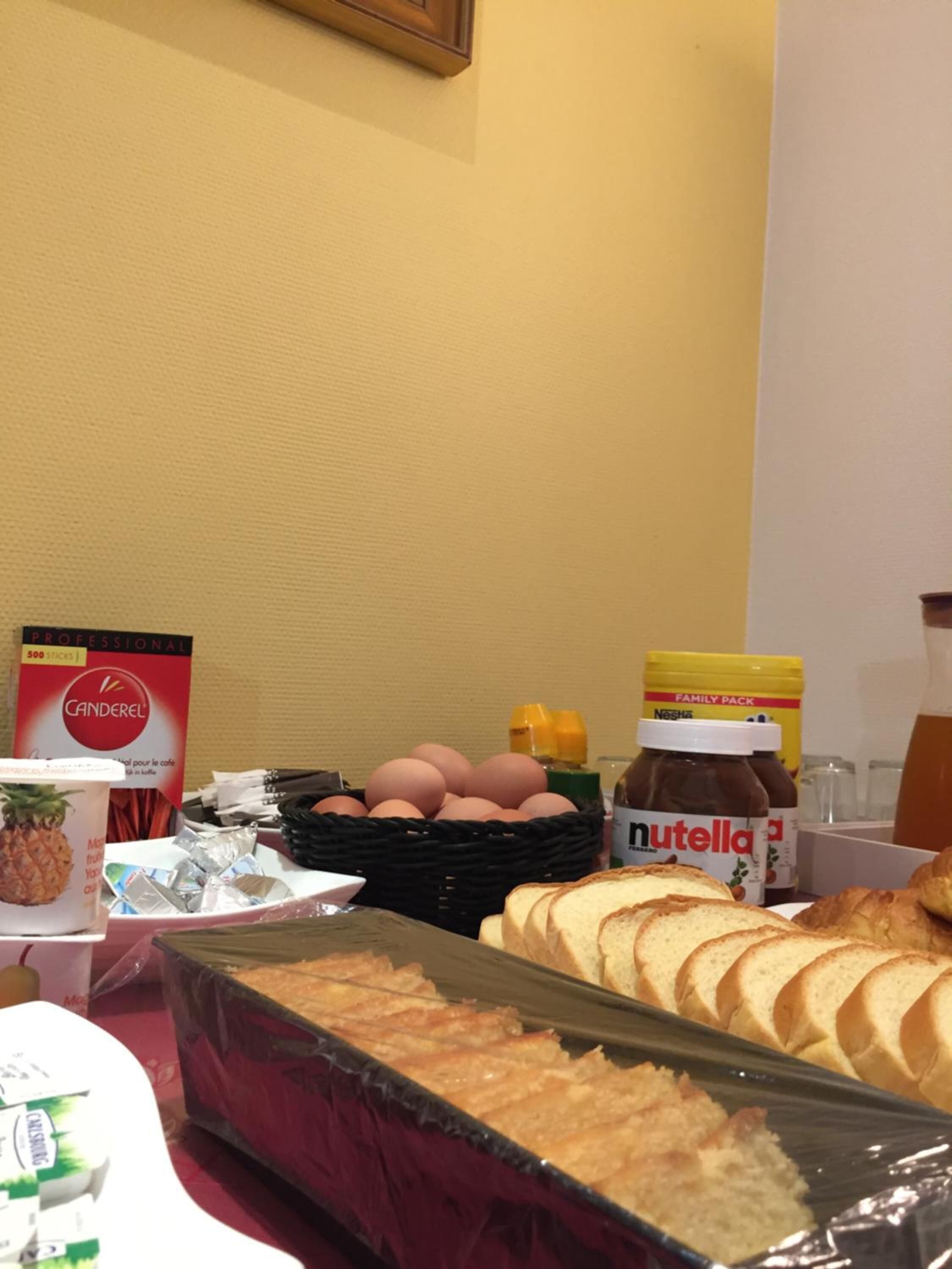 Un bufé de desayuno con diversas opciones de comida, incluyendo pan, huevos y pastas.