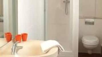 Douche, articles de toilette gratuits, sĂšche-cheveux