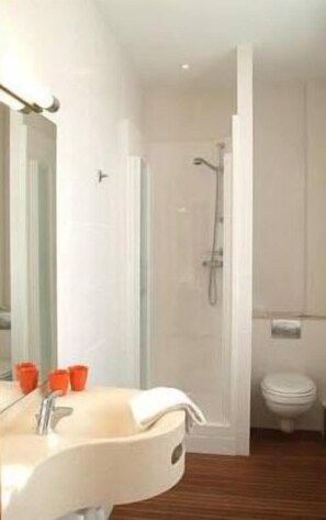 Shower, free toiletries, hair dryer, towels - Escapade Hotel (De Haan)