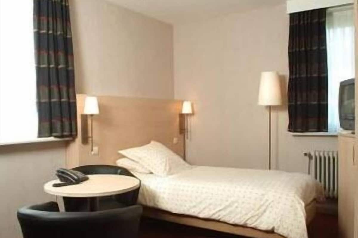 Single Room | In-room safe, cribs (surcharge), WiFi (free)