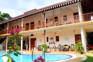 Pintu masuk properti