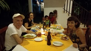 Una mesa de comedor con platos de comida, botellas y vasos.